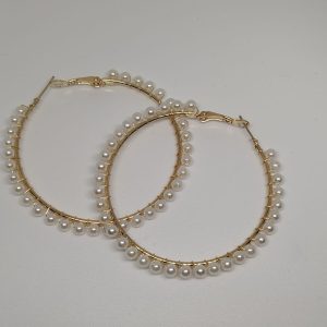 עגילי חישוק מעוטרים בפנינים קטנות